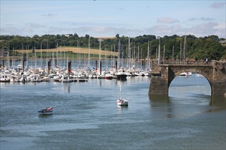 France, Bretagne, Cotes d'Armor, Treguier, port de plaisance, port en eau profonde, arche de pont,