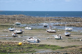 France, Bretagne, Cotes d'Armor, Pleubian, face au sillon de talbert, maree basse, bateaux echoues,