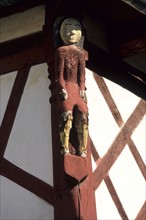 France, Bretagne, Cotes d'Armor, Paimpol, detail d'une maison du vieux Paimpol, maison a pans de bois, colombages, habitat traditionnel, personnage, sculpture,