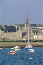 France, Bretagne, Finistere nord, pays du leon, Roscoff, port, petits bateaux, au fond, eglise notre dame de croas batz,