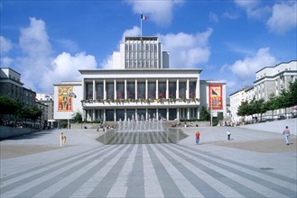 France, Bretagne, Finistere, nord, place de la liberte, hotel de ville, mairie, tour, parvis, fontaine, place publique,