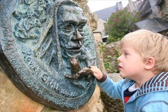 France, Bretagne, Finistere sud, Cornouaille, Pont Aven, centre ville, promenade Xavier Grall, sculpture hommage a l'ecrivain, enfant 4 ans, personnage ok,
