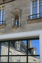 France, Bretagne, Finistere sud, Cornouaille, Quimper, rue kereon, habitat traditionnel se refletant dans une facade contemporaine,