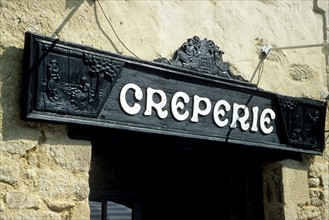 France, Bretagne, Finistere sud, Cornouaille, Quimper, enseigne de creperie, restaurant traditionnel,
