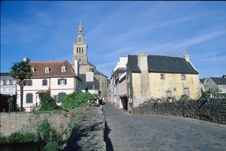France, Bretagne, Finistere sud, Cornouaille, Quimperle, ponr de pierre, clocher de l'eglise sainte croix, maisons,