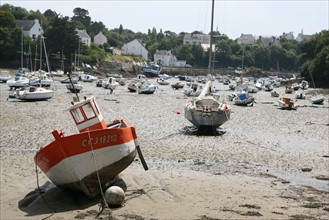 France, Bretagne, Finistere sud, Cornouaille, port de doelan, commune de clohars carnoet, bateaux echoues, meree basse, ria,