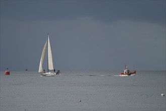 France, Bretagne, Finistere sud, Cornouaille, Benodet, face a la grande plage, voilier, petit chalutier, ciel d'orage,