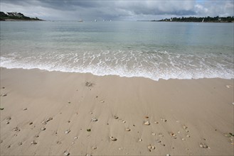 France, Bretagne, Finistere sud, Cornouaille, Benodet, grande plage, vague, maree montante, ciel nuageux,