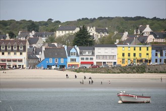 France, Bretagne, Finistere, presqu'ile de crozon, morgat, plage de morgat, maisons aux facades colorees, sable, maree basse, petit bateau,