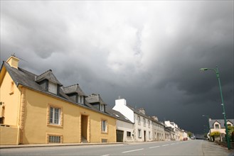 France, Bretagne, Finistere, monts d'arree, ciel nuageux, Brasparts, Monts d'Arree, rue principale avant l'orage