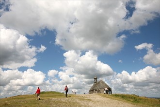 France, Bretagne, Finistere, monts d'arree, paysage, lande sauvage, Montagne Saint Michel, chapelle, ciel nuageux,