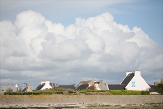 France, Bretagne, Finistere sud, pays bigouden, saint guenole, pres du phare d'Eckmuhl, ciel nuageux, maisons,