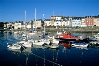 France, Bretagne, Finistere sud, Douarnenez, port de rosmeurmaisons multicolores du quai, bateaux amarres,