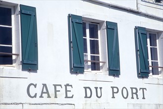 France, Bretagne, Finistere sud, Cornouaille, port de doelan, commune de clohars carnoet, cafe du port, maison blanche, volets verts,