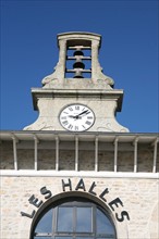 France, Bretagne, Finistere sud, Cornouaille, Concarneau, face a la ville close, les halles du marche, horloge, cloches,