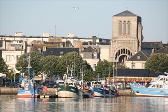 France, Bretagne, Finistere sud, Cornouaille, Concarneau, port de peche, quai d'aiguillon, clocher eglise, chalutiers,