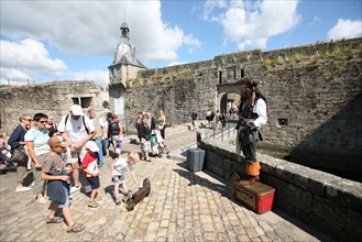 France, Bretagne, Finistere sud, Cornouaille, Concarneau, la ville close, fortification vauban, touristes a l'entree de la ville close, automate, mime deguise en pirate, beffroi,