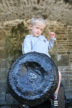 France, Bretagne, Finistere sud, Cornouaille, Concarneau, la ville close, fortification vauban, enfant 6 ans jouant sur un canon, personnage ok,