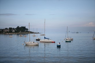 France, Bretagne, Finistere sud, Cornouaille, Concarneau, la ville close, fortification vauban, port, bateaux, sur le chemin des douaniers vers le cabellou,