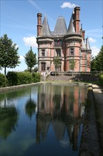 France, Bretagne, Finistere, parc et chateau de Trevarez, jardins, domaine de trevarez, departemental, reflet des tours dans l'eau de la fontaine,