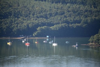 France, Bretagne, Finistere, rade de brest, presqu'ile de crozon, landevennec, paysage, panorama, riviere l'aulne, arbres, bateaux, mouillage,