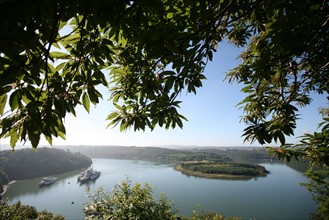 France, Bretagne, Finistere, rade de brest, presqu'ile de crozon, landevennec, paysage, panorama, riviere l'aulne, coude, arbres, cimetiere de bateaux militaires