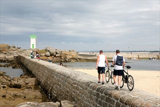France, Bretagne, Finistere Sud, Cornouaille, pointe de trevignon, paysage, phare, cyclistes sur la digue, velo, cyclotourisme,