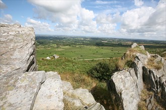 France, Bretagne, Finistere, monts d'arree, au sommet du roc'h trevezel, point culminant a 364 metres, paysage, rochers, lande sauvage,