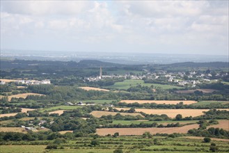 France, Bretagne, Finistere, Monts d'Arree, paysage, rochers, lande sauvage, au sommet du Roc'h Trevezel, panorama, bocage