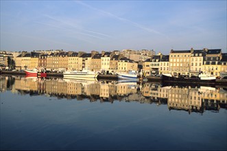France, Basse Normandie, Cotentin, Cherbourg, port, bassin du commerce, quai Alexandre III, bateaux, reflet sur l'eau, immeubles, chalutiers,