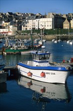 France, Bretagne, Finistere Sud, Douarnenez, port de rosmeu rmaisons multicolores du quai, bateaux amarres,