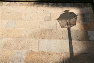 France, Bretagne, Ille et Vilaine, rennes, ombre d'un lampadaire sur un mur de pierre, place Saint-Germain, eclairage urbain,