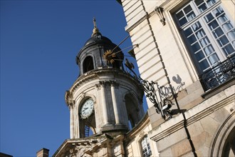 France, Bretagne, Ille et Vilaine, rennes, place de l'hotel de ville, detail mairie, tour, clocher, horloge, cadran solaire,