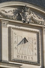 France, Bretagne, Ille et Vilaine, rennes, place du parlement de Bretagne, detail facade du parlement, cadran solaire,