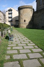 France, Bretagne, Ille et Vilaine, rennes, fortification pres des portes mordelaises, tour, jardin public, banc public, paves, urbanisme,