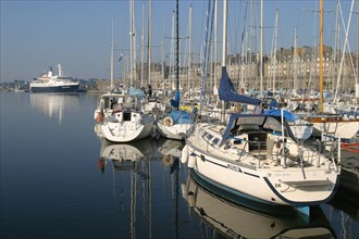France, Bretagne, Ille et Vilaine, Saint-Malo, le port de plaisance, les remparts et la ville intra muros, vauban, voiliers, bateaux, pontons, paquebot a quai,