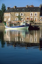 France, Bretagne, Cotes d'Armor, Paimpol, port, petit bateau de peche a quai, maison, reflet dans l'eau,