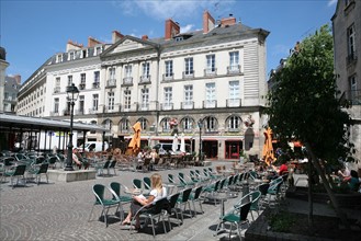 France, pays de loire, loire atlantique, Nantes, centre ville quartier medieval du bouffay, maisons, place du bouffay, terrasse de cafe, halle de marche,