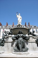 France, pays de loire, loire atlantique, Nantes, centre ville, place royale, immeubles, statue, fontaine monumentale,