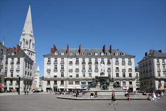 France, pays de loire, loire atlantique, Nantes, centre ville, place royale, immeubles, statue, fontaine monumentale,