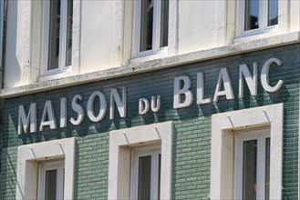 France, Basse Normandie, Manche, Cotentin, Cherbourg, rue marechal foch, ancienne enseigne, maison du blanc,