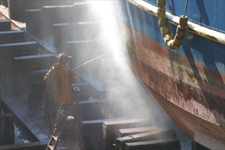 France, Basse Normandie, Manche, Cotentin, Cherbourg, avant port
travail dans la forme de radoub, chantier naval, entretien de bateau de peche, lavage sous pression,