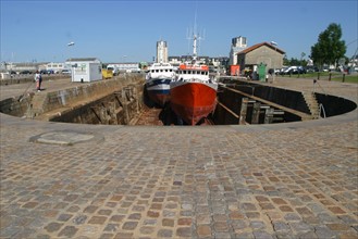 France, Basse Normandie, Manche, Cotentin, Cherbourg, avant port
travail dans la forme de radoub, chantier naval, entretien de bateau de peche, lavage sous pression,