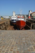 France, Basse Normandie, Manche, Cotentin, Cherbourg, avant port
travail dans la forme de radoub, chantier naval, entretien de bateau de peche, lavage sous pression,