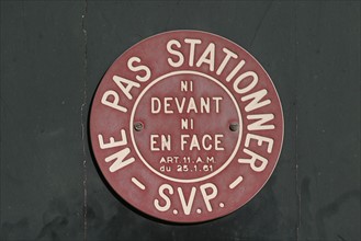 France, Basse Normandie, Manche, Cotentin, Cherbourg, panneau d'interdiction de stationner, voirie,