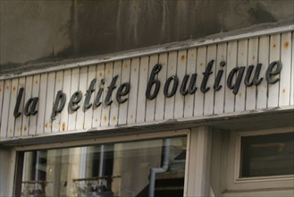 France, Basse Normandie, Manche, Cotentin, Cherbourg, vieux Cherbourg, detail facade magasin, la petite boutique