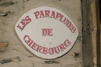 France, Basse Normandie, Manche, Cotentin, Cherbourg, vieux Cherbourg, boutique lieu du tournage du film de Jacques Demy, les parapluies de Cherbourg, 1962, rue du port