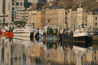 France, Basse Normandie, Cotentin, Cherbourg, port, bassin du commerce, quai Alexandre III, chalutier, reflet sur l'eau, peche, immeubles,
