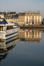 France, Basse Normandie, Cotentin, Cherbourg, port, bassin du commerce, quai Alexandre III, vedette de plaisance, reflet sur l'eau, peche,