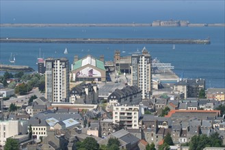 France, Basse Normandie, Manche, Cotentin, Cherbourg, panorama sur Cherbourg depuis le sommet de la montagne du Roule, rade,